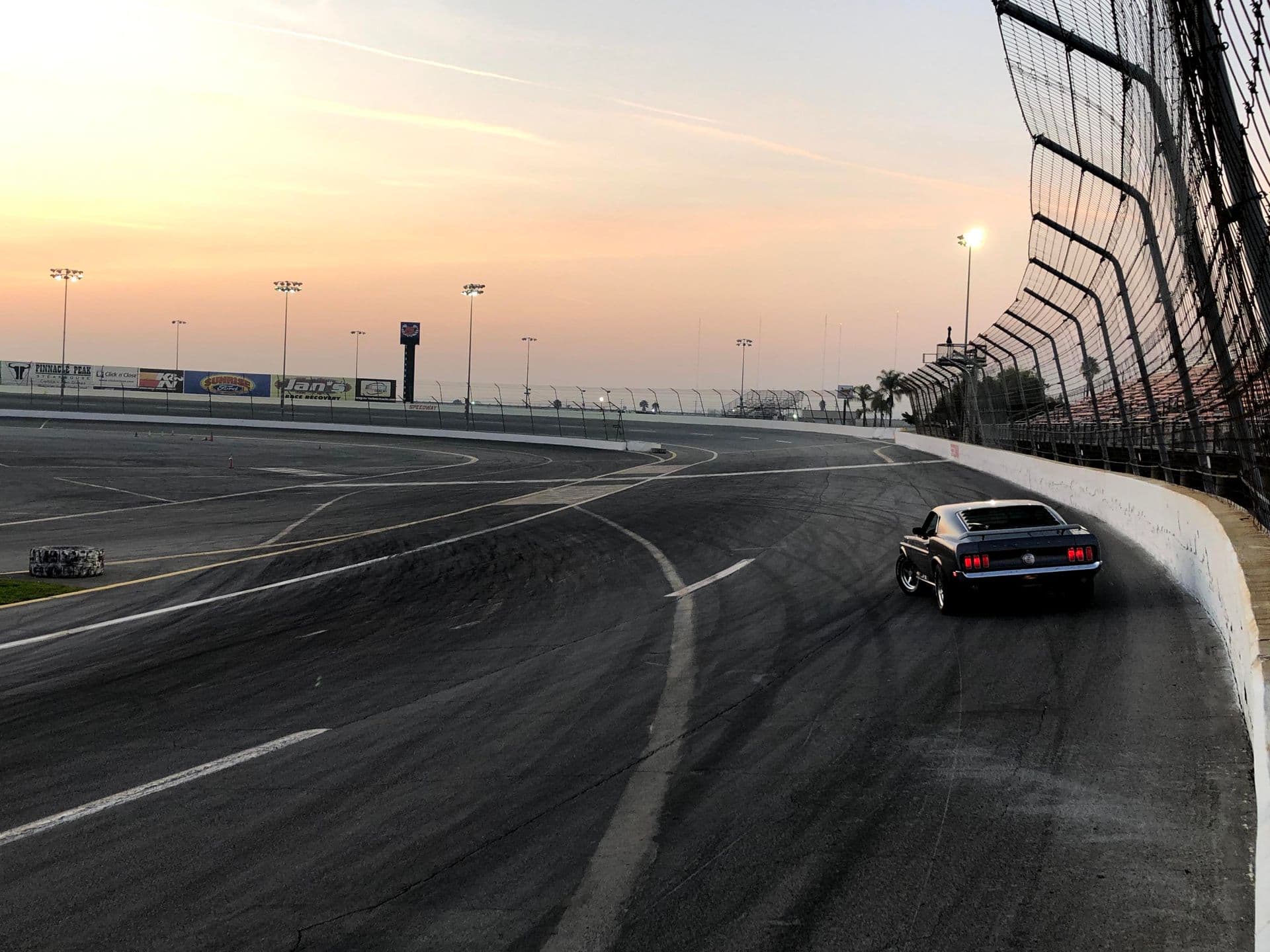 Auto de carrera en pista al atardecer